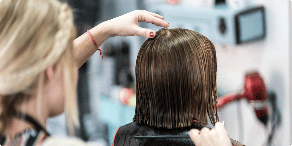 Choisir le bon outil pour lisser les cheveux courts